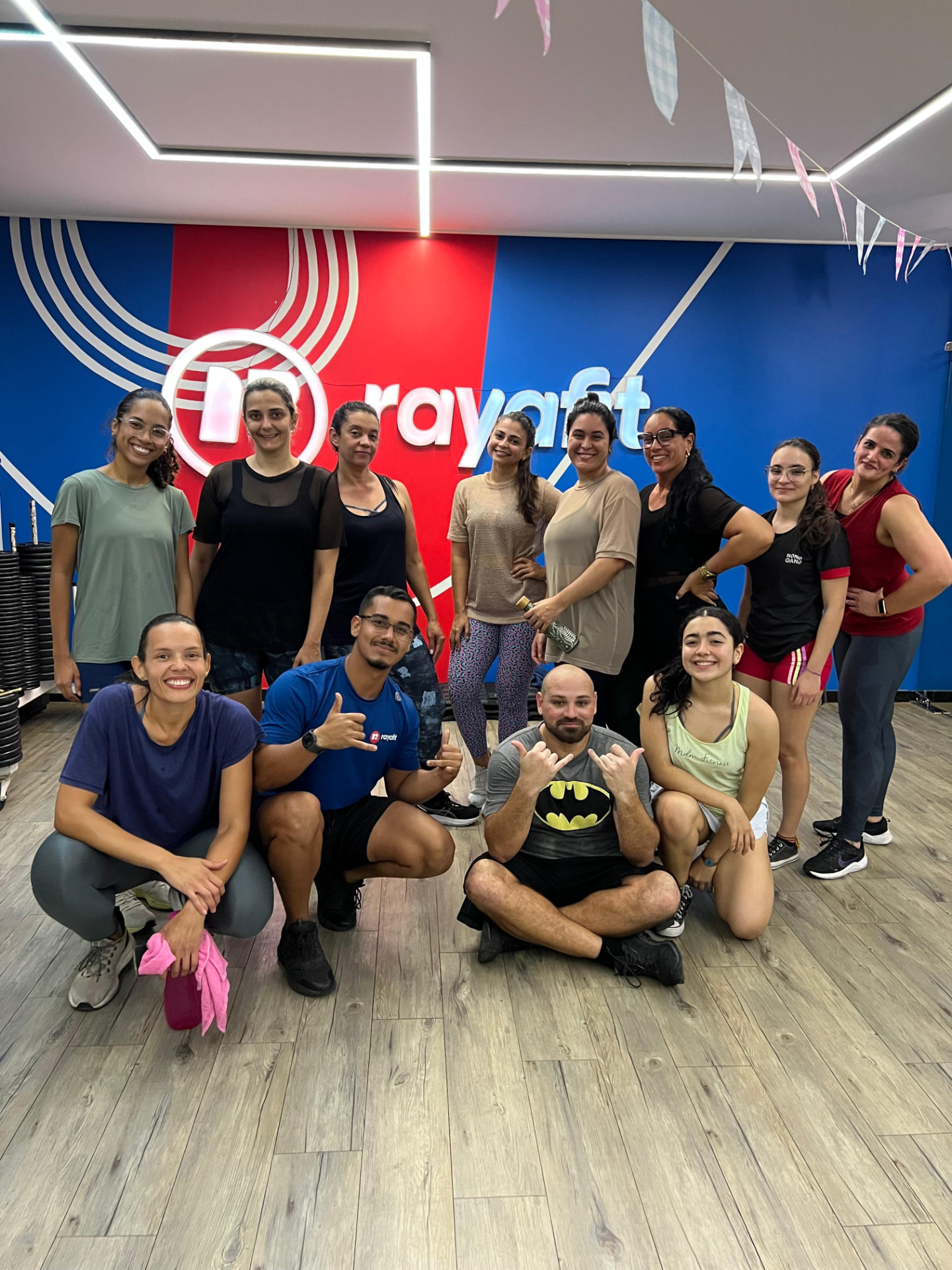 Grupo de alunas reunidas com a equipe na unidade Rayafit Ibes