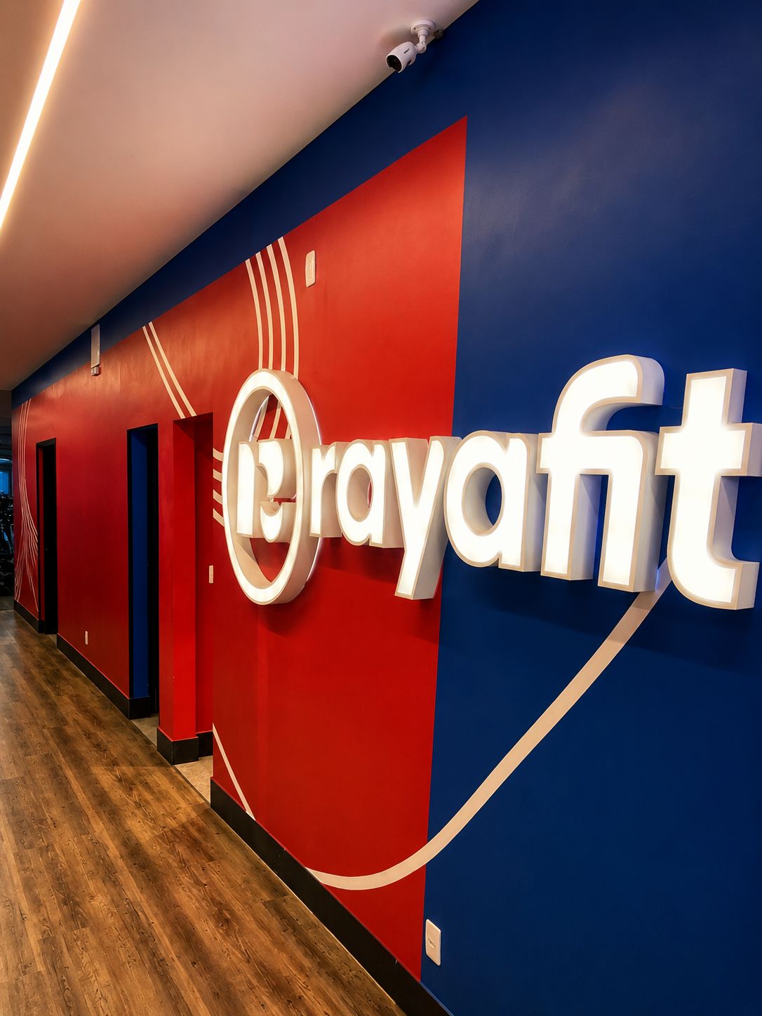 Letreiro iluminado da Rayafit Itapuã na entrada da unidade
