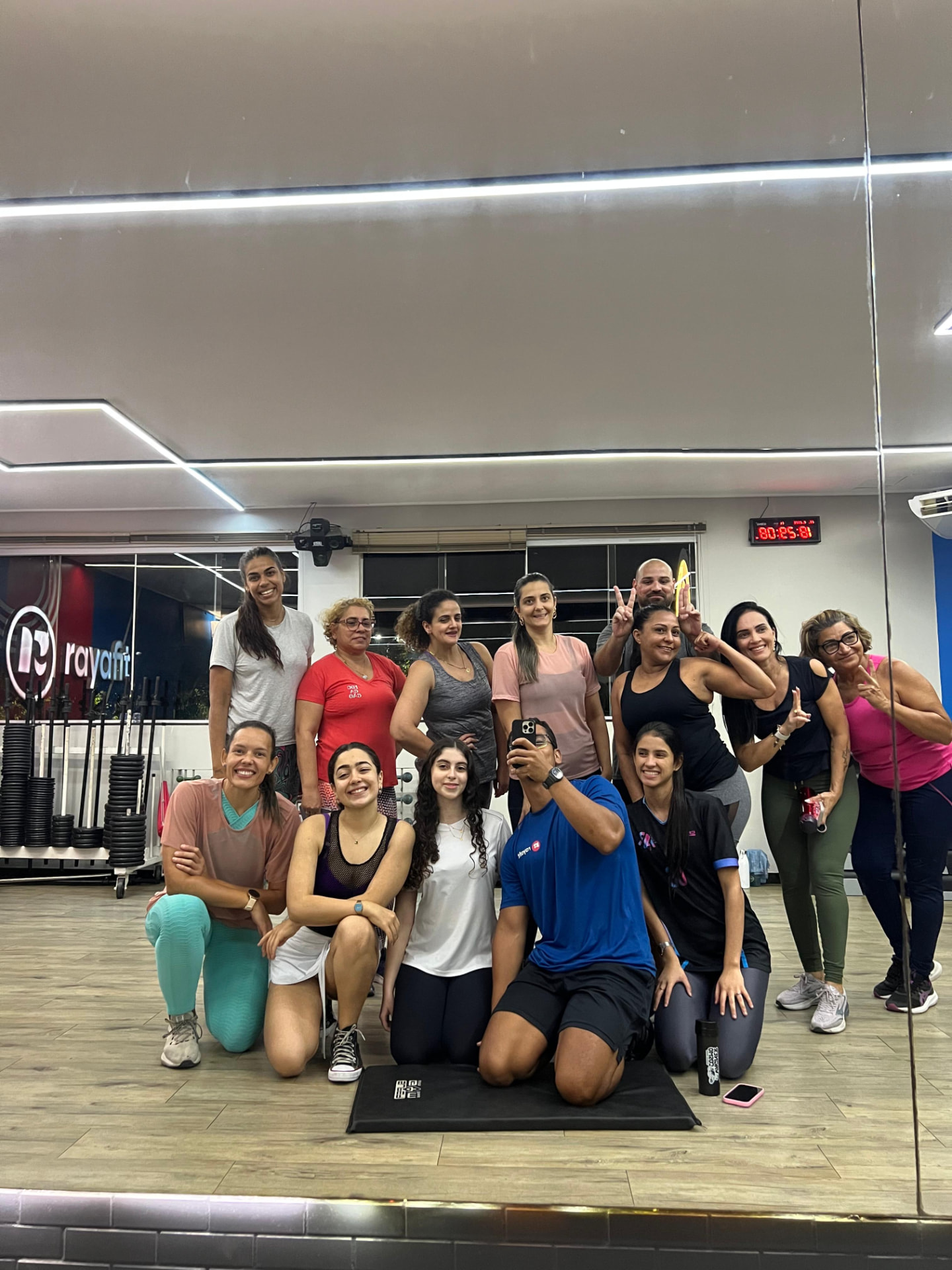 Alunos e professor reunidos depois do treino na Rayafit Ibes